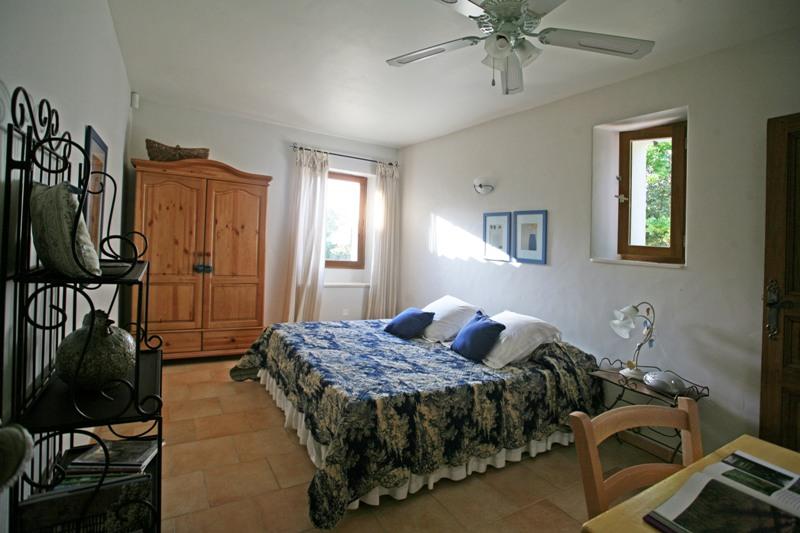 Stone-built house close to Gordes with spectacular views of the Luberon and the Vaucluse mountains
